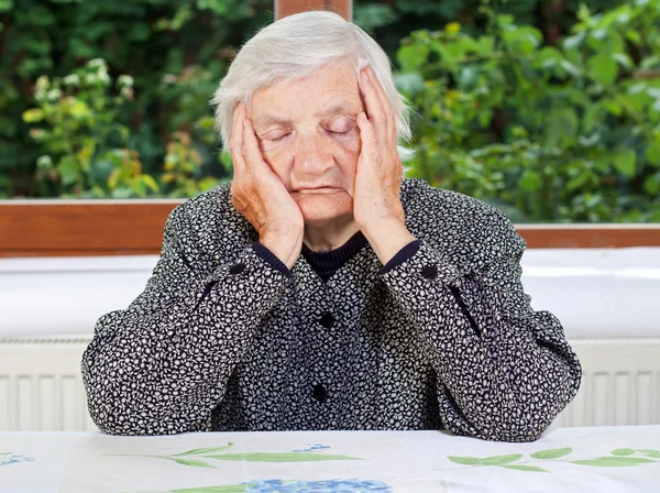 Mujer anciana infeliz — Foto de Stock