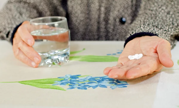 Wrinkled hands — Stock Photo, Image