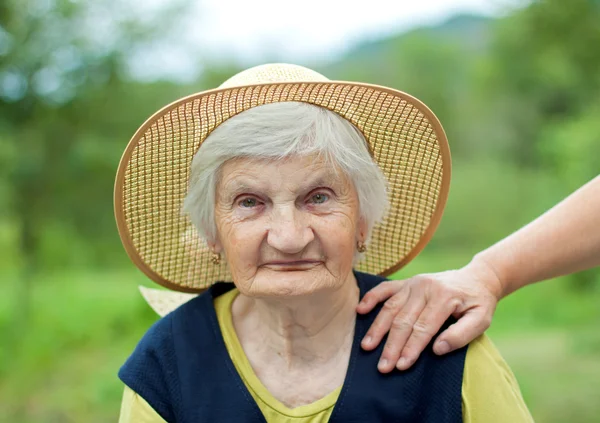 Lachende grootmoeder — Stockfoto