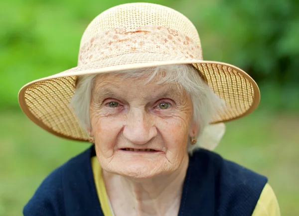 Lächelnde Großmutter — Stockfoto