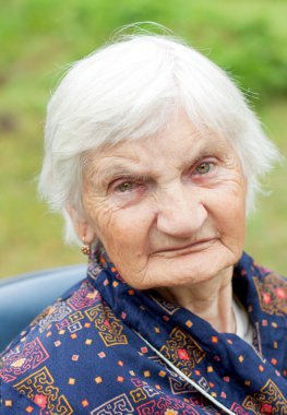 mutlu yaşlı kadın