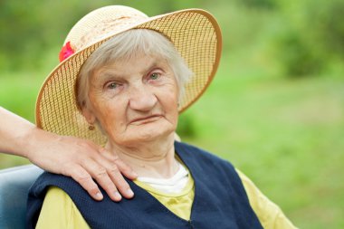 mutlu yaşlı kadın