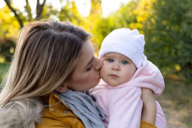 Mutlu güzel anne doğada küçük kızıyla vakit geçiriyor..