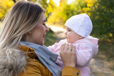 Mutlu güzel anne doğada küçük kızıyla vakit geçiriyor..