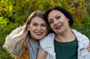 Güzel kızı açık ile kaliteli zaman geçirmek mutlu orta yaşlı kadın