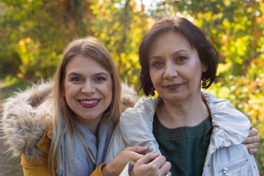 Güzel kızı açık ile kaliteli zaman geçirmek mutlu orta yaşlı kadın