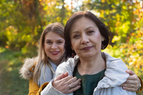 Feliz Mujer Mediana Edad Pasar Tiempo Calidad Con Hermosa Hija — Foto de Stock