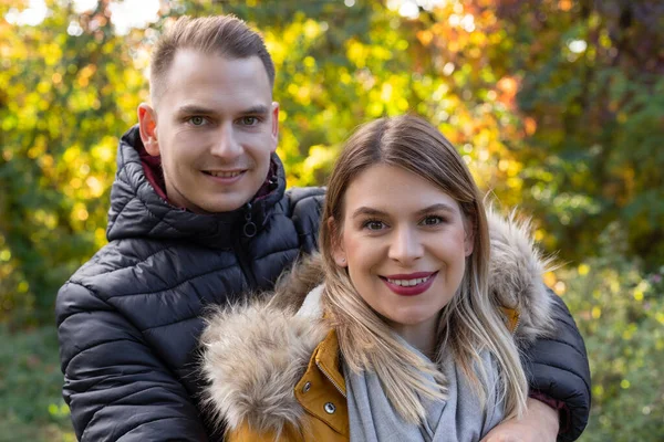 Gelukkig Jong Paar Knuffelen Lachen Buiten — Stockfoto