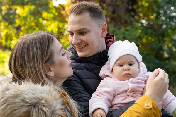 Щаслива Молода Пара Красивою Дівчинкою Яка Проводить Час Разом Відкритому — стокове фото