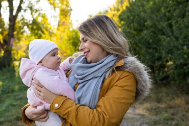Mutlu güzel anne doğada küçük kızıyla vakit geçiriyor..