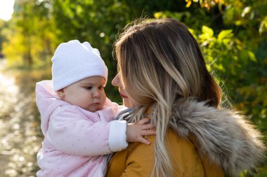 Mutlu güzel anne doğada küçük kızıyla vakit geçiriyor..