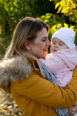 Mutlu güzel anne doğada küçük kızıyla vakit geçiriyor..