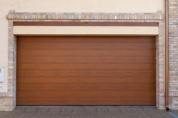 Зображення Автоматичних Дверей Ролика Коричневого Металу — стокове фото