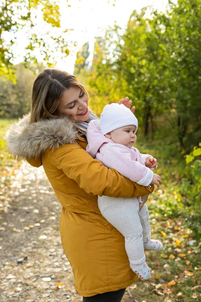 Щаслива Красива Мати Проводить Час Своєю Маленькою Дівчинкою Природі — стокове фото