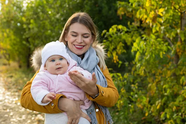 Joyeux Belle Mère Passer Temps Avec Petite Fille Dans Nature — Photo