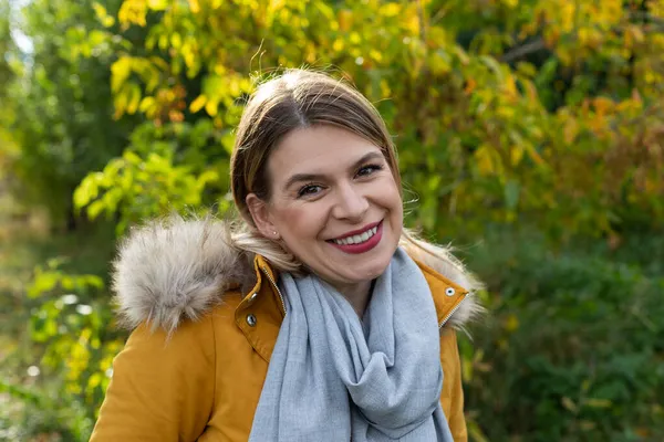 Mulher Bonita Vestindo Casaco Amarelo Cachecol Cinza Está Sorrindo Para — Fotografia de Stock