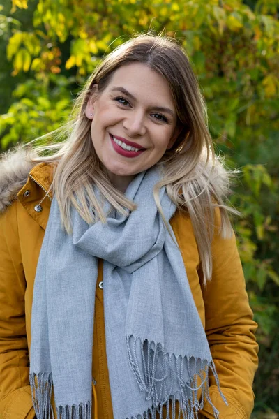 Bella Donna Che Indossa Cappotto Giallo Sciarpa Grigia Sta Sorridendo — Foto Stock