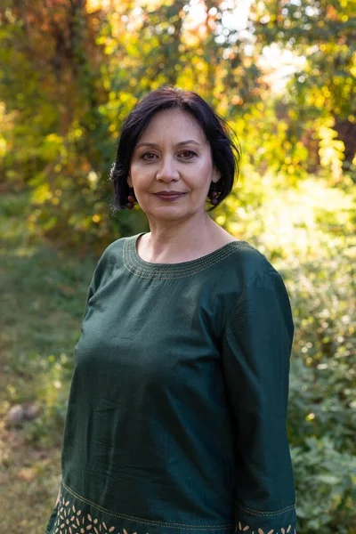 Retrato Una Hermosa Mujer Mediana Edad Posando Aire Libre Fondo —  Fotos de Stock