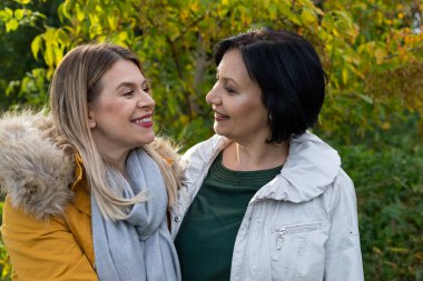 Güzel kızı açık ile kaliteli zaman geçirmek mutlu orta yaşlı kadın