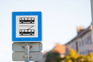 Şehirdeki otobüs ve tramvay tabelasının resmi. Toplu taşıma