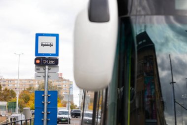 Şehirdeki otobüs ve tramvay tabelasının resmi. Toplu taşıma