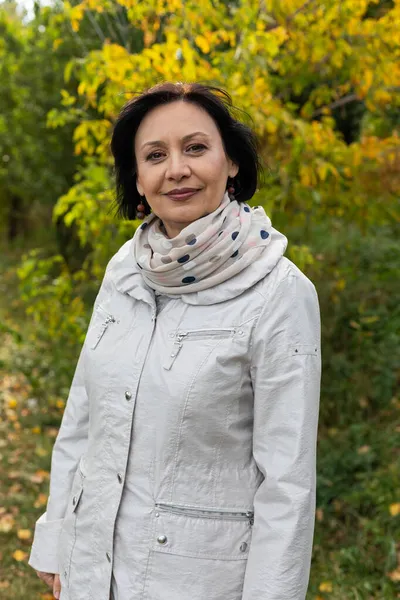 Porträt Einer Schönen Frau Mittleren Alters Posiert Freien Herbstlichen Hintergrund — Stockfoto