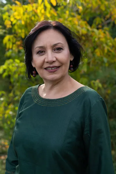 Retrato Una Hermosa Mujer Mediana Edad Posando Aire Libre Fondo —  Fotos de Stock