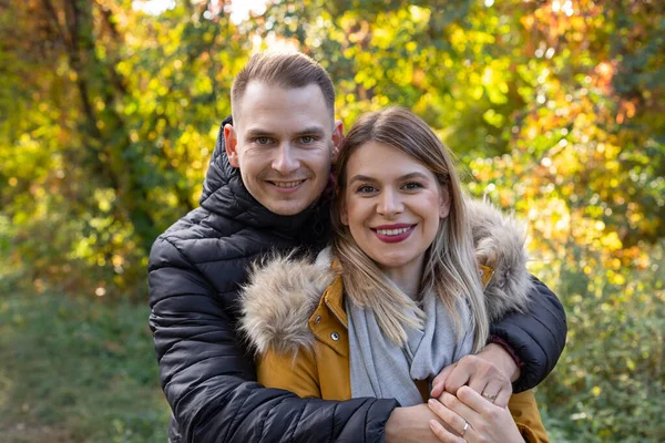 Feliz Jovem Casal Abraçando Rindo Livre — Fotografia de Stock