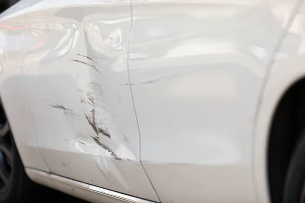 Zbliżenie Obrazu Uszkodzeń Białych Drzwi Samochodu Niewielkim Wypadku — Zdjęcie stockowe
