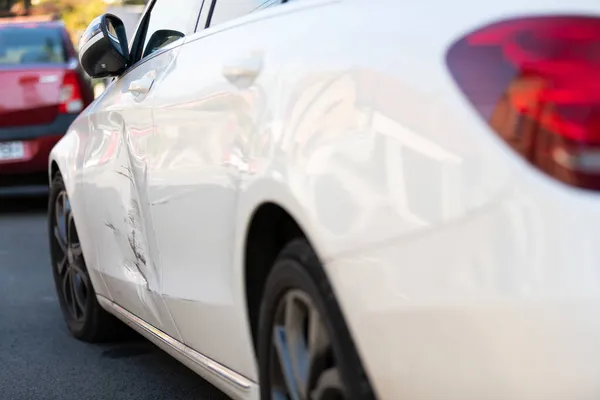 Nahaufnahme Des Schadens Weißer Autotür Nach Leichtem Unfall — Stockfoto