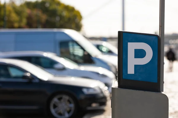 Nahaufnahme Von Parkschildern Und Dahinter Geparkten Autos — Stockfoto