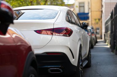 Budapeşte şehir merkezindeki park yerindeki parlak, modern arabanın resmini kapat.