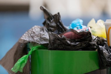Şehir merkezindeki Budapeşte sokaklarında çöp dolu çöp kutusunun resmini kapat.