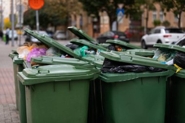 Şehir merkezindeki Budapeşte sokaklarında çöp dolu çöp kutusunun resmini kapat.
