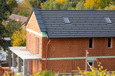 Açık alan bina yapım aşamasında yeni ev resmi