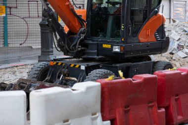 İnşaat alanındaki kazı makinesinin resmi