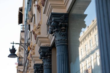 Valencia, İspanya 'daki renkli eski dairelerin resmi.