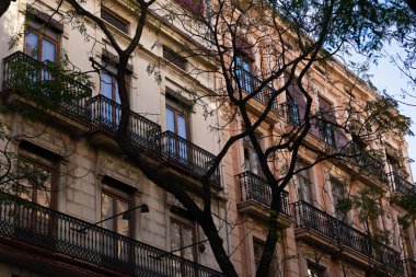 Valencia, İspanya 'daki renkli eski dairelerin resmi.
