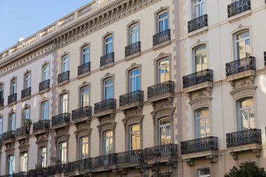 Valencia, İspanya 'daki renkli eski dairelerin resmi.