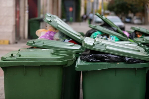 布达佩斯市中心街道上堆满垃圾的垃圾桶的近照 — 图库照片