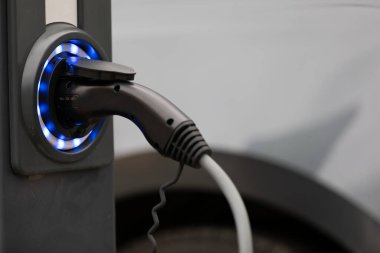 Macaristan 'ın Gyula kentindeki otoparkta elektrik yüklü bir araba var. 