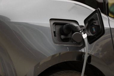 Macaristan 'ın Gyula kentindeki otoparkta elektrik yüklü bir araba var. 