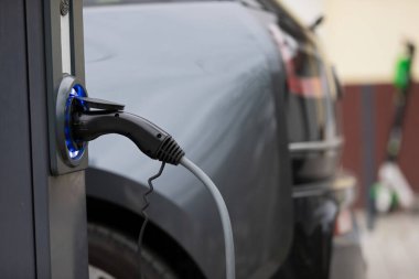 Macaristan 'ın Gyula kentindeki otoparkta elektrik yüklü bir araba var. 