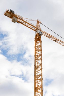 Mavi, bulutlu gökyüzüne karşı bir inşaat vinç resmi 