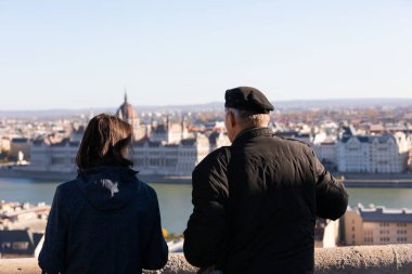 Güzel Budapeşte manzarasının tadını çıkaran insanlar  