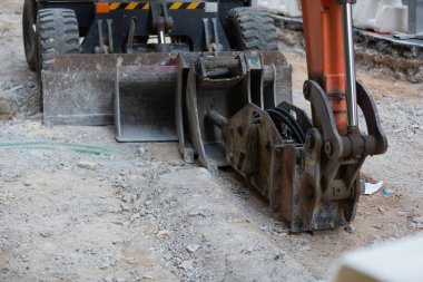 İnşaat alanındaki kazı makinesinin resmi