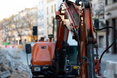 İnşaat alanındaki kazı makinesinin resmi