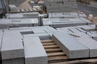 Şantiyede kaldırım taşı resmi var. 