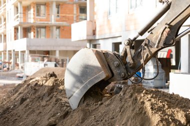 İnşaat alanındaki kazı makinesinin resmi 