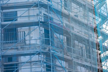 Bir inşaat sahasına çelik iskelet kurulumu